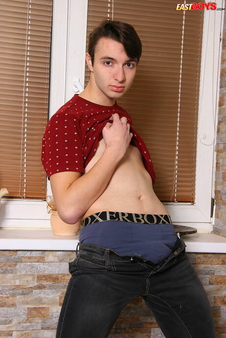 美しい少年トーマス・ヒルが裸でポーズをとり、お尻を見せる