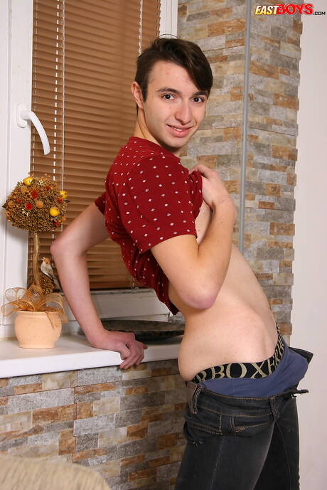 美しい少年トーマス・ヒルが裸でポーズをとり、お尻を見せる