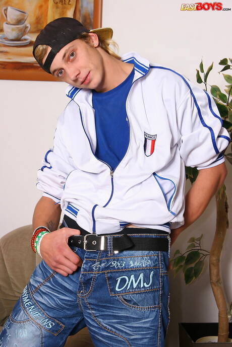 O lindo garoto Joseph Norris posando nu e mostrando a bunda