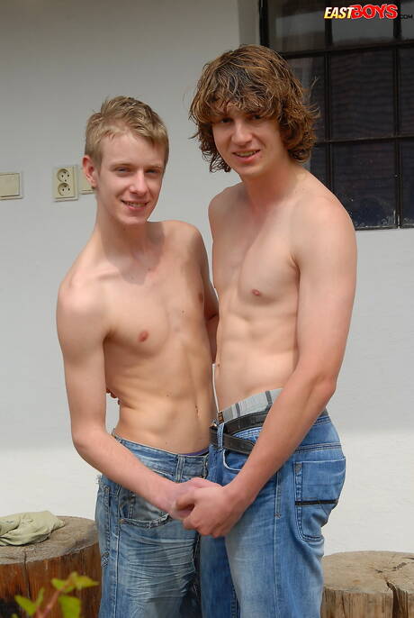 Der junge Rex wird nach einem Blowjob im Freien in den Arsch gefickt