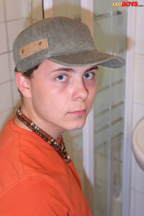 Der tschechische Junge Carl Draper wird in den Arsch gefickt, nachdem er im Badezimmer einen Schwanz gelutscht hat