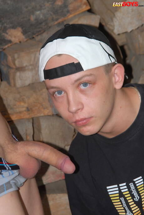 Junger Kerl Blake wird nach dem Schwanzlutschen draußen gefickt