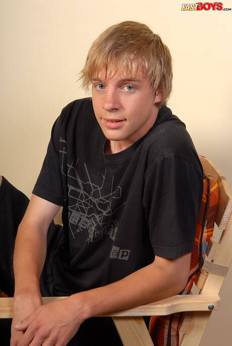 Il giovane Fabo posa nudo e mostra il sedere caldo