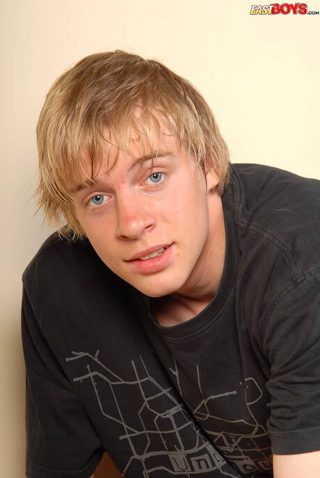 Il giovane Fabo posa nudo e mostra il sedere caldo