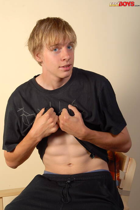 Il giovane Fabo posa nudo e mostra il sedere caldo