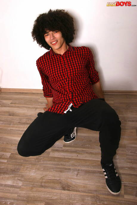 East Boys: ラテン系のスーパースター、エステバン・ディアスが完璧なボディを披露