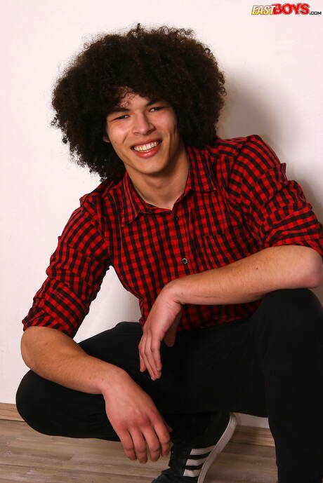 Latino superstud Estevan Diaz shows a perfect body