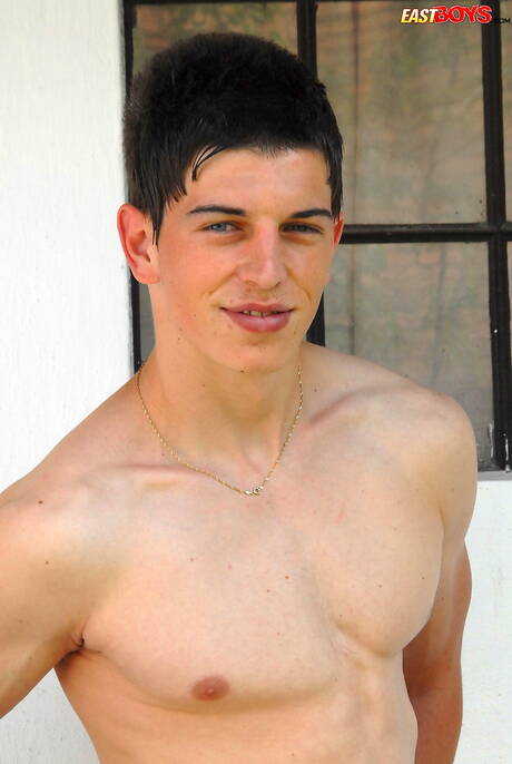 Le jeune garçon Benedikt et le minet Drake baisent le cul après avoir sucé une bite en extérieur