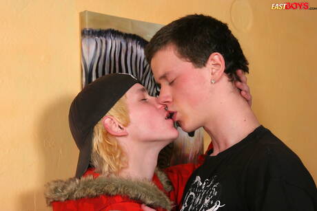 Young boy Bastien and hot twink Buddy have a good oral sex