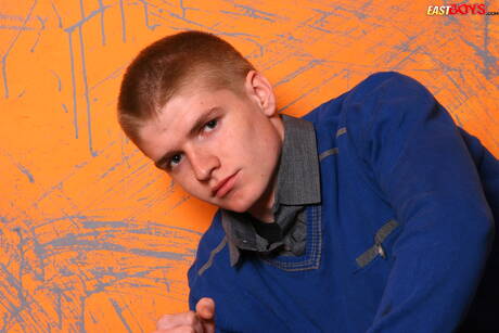 El hermoso chico Carl Wells se desnuda y muestra su culo