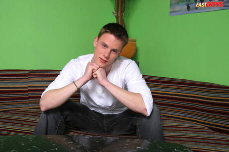 Der junge Tscheche Carl Draper wird nach dem Saugen in den Arsch gefickt