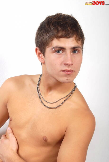 Jonge jongen Arthur Davidson houdt ervan om buiten pik te zuigen