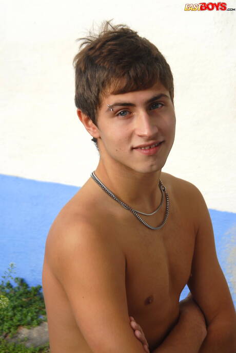 Jonge jongen Arthur Davidson houdt ervan om buiten pik te zuigen