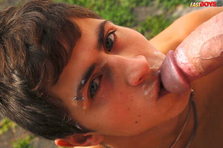 Jonge jongen Arthur Davidson houdt ervan om buiten pik te zuigen