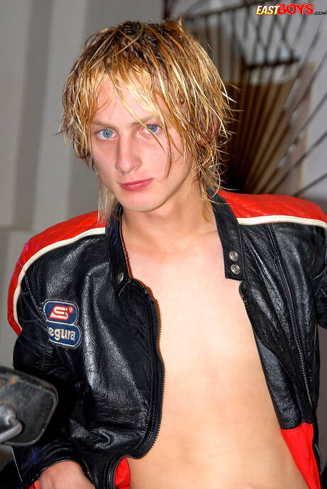 熱辣小鮮肉Blake吸吮並操弄男孩