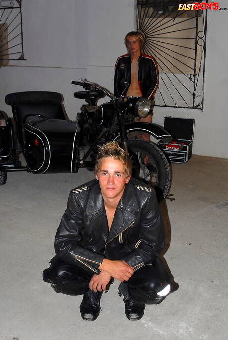 熱辣小鮮肉Blake吸吮並操弄男孩