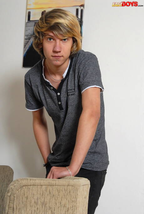 Le jeune garçon Bryan Kelly montre un beau corps