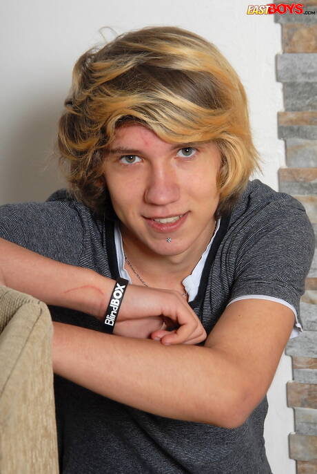 Le jeune garçon Bryan Kelly montre un beau corps