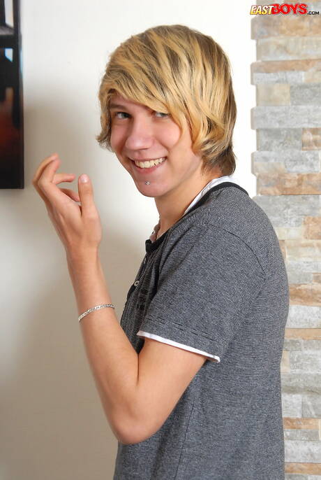 Le jeune garçon Bryan Kelly montre un beau corps