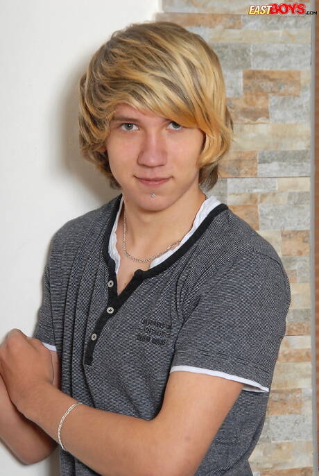 Le jeune garçon Bryan Kelly montre un beau corps