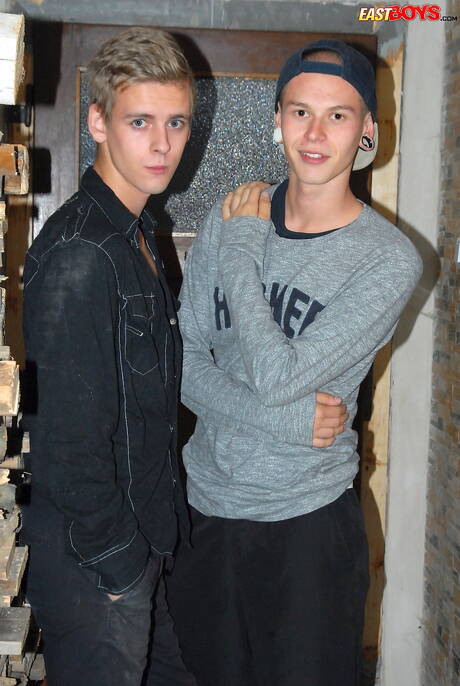 年輕男孩馬克·拉莫斯 (Mark Ramos) 和年輕帥哥桑切斯·保羅 (Sanchez Paolo) 的火熱同性戀場景