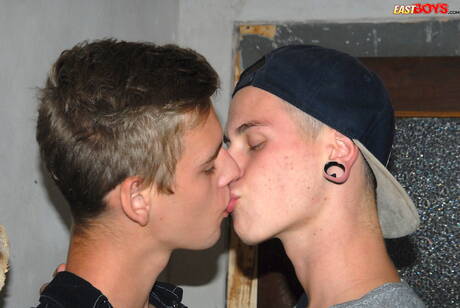 Der junge Mark Ramos und der Twink Sanchez Paolo in einer heißen Homosexuellenszene