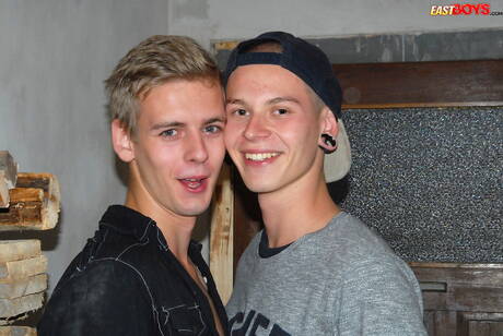 East Boys: Młody chłopak Mark Ramos i młodzieniec Sanchez Paolo w gorącej scenie homoseksualnej