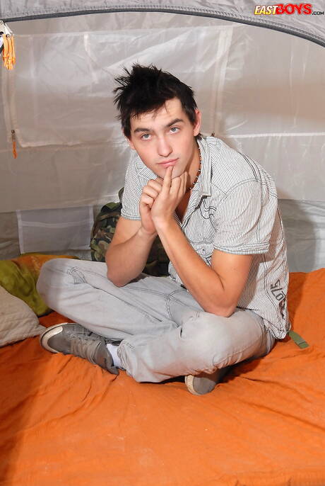 美しい少年コービンと若い男ヤノスがお互いを吸ったりファックしたりしている