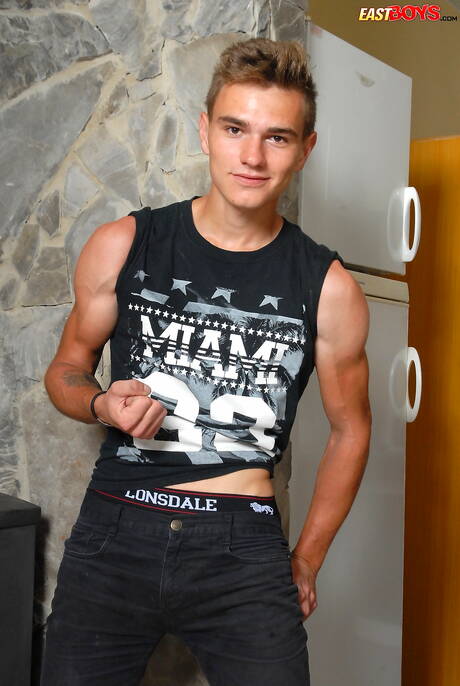 O gostoso twink James Hanley posando nu e mostrando a bunda na cozinha