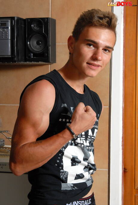 O gostoso twink James Hanley posando nu e mostrando a bunda na cozinha