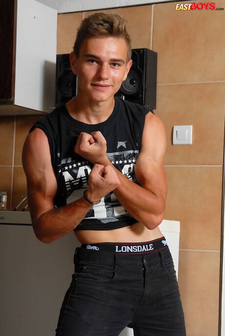 O gostoso twink James Hanley posando nu e mostrando a bunda na cozinha