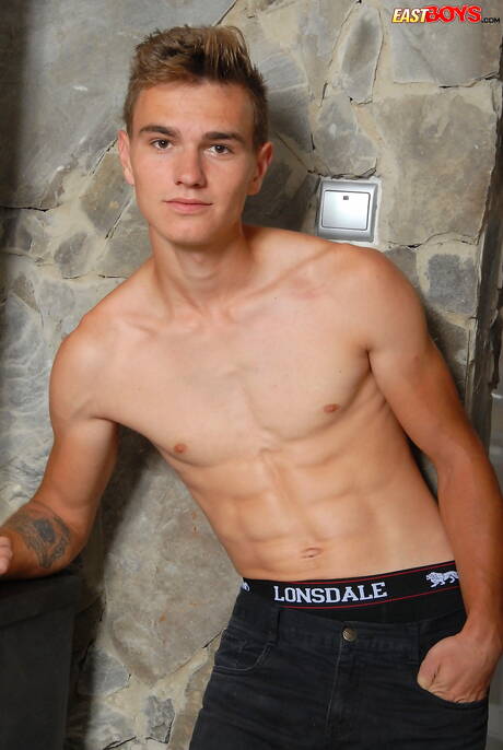 O gostoso twink James Hanley posando nu e mostrando a bunda na cozinha