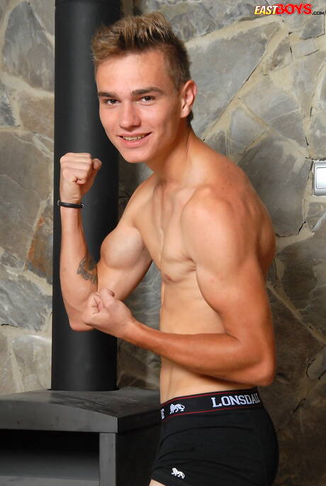 O gostoso twink James Hanley posando nu e mostrando a bunda na cozinha