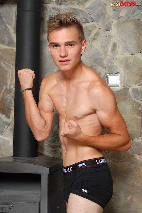 O gostoso twink James Hanley posando nu e mostrando a bunda na cozinha