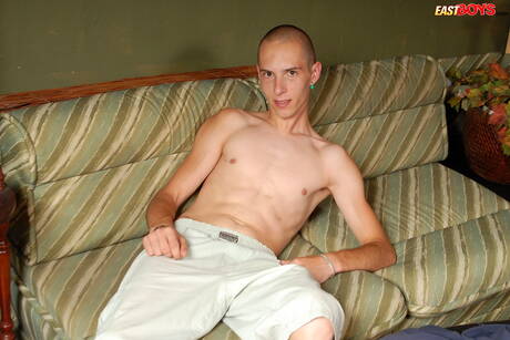 O jovem Michael Tyler fode a bunda depois de chupar um pau