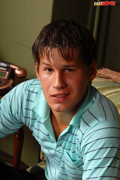 O jovem Michael Tyler fode a bunda depois de chupar um pau