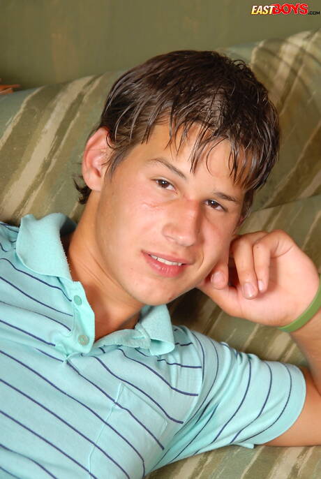 어린 소년 마이클 타일러가 딕을 빨고 난 뒤 엉덩이를 엿먹는다