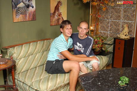 O jovem Michael Tyler fode a bunda depois de chupar um pau