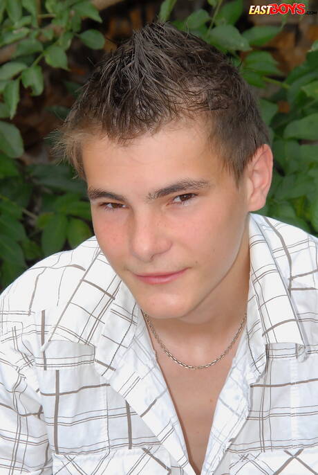 捷克帥哥比爾威廉斯在戶外吸吮雞巴後操屁股