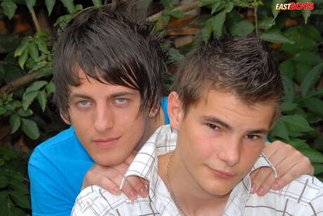 捷克帥哥比爾威廉斯在戶外吸吮雞巴後操屁股