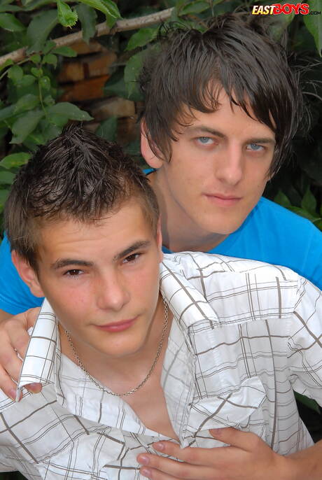 捷克帥哥比爾威廉斯在戶外吸吮雞巴後操屁股