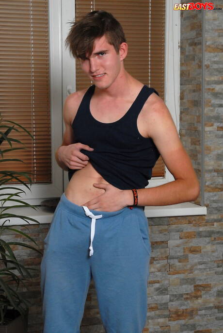 年輕小夥 John Rucker 裸體擺造型，露出臀部