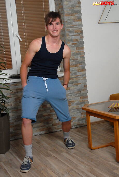 年輕小夥 John Rucker 裸體擺造型，露出臀部