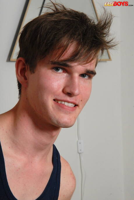 年輕小夥 John Rucker 裸體擺造型，露出臀部