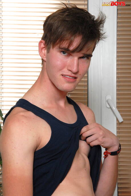 年輕小夥 John Rucker 裸體擺造型，露出臀部