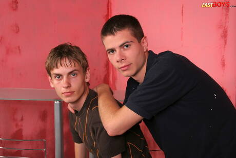 Der tschechische Twink Carl Draper in einer Schwanzlutschszene