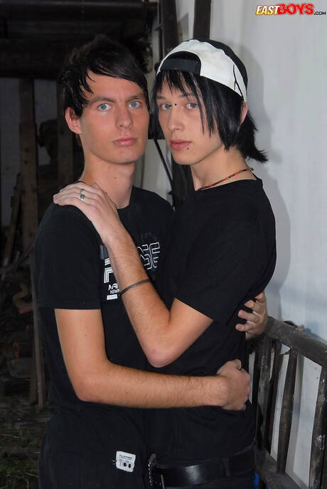 年輕的艾登在戶外口交後做愛