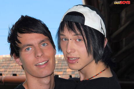 年輕的艾登在戶外口交後做愛