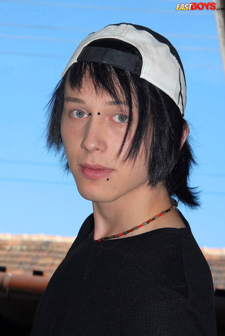 East Boys: 年輕的艾登在戶外口交後做愛