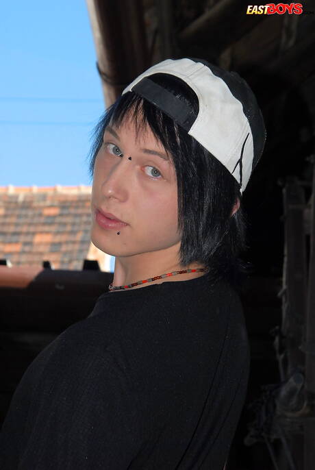 年輕的艾登在戶外口交後做愛